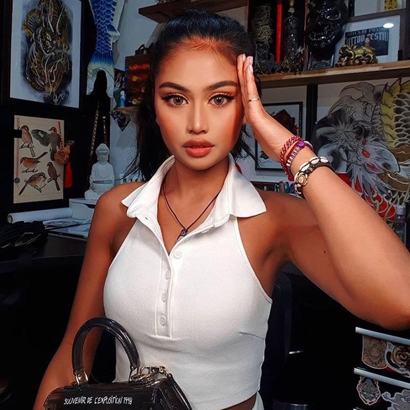 Buttoned sleeveless vest with halter lapel